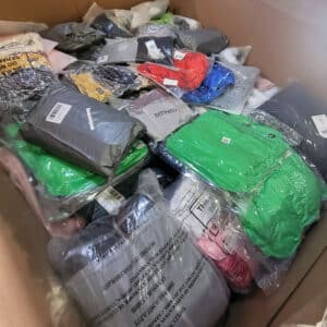 Lotes de ropa de Amazon en liquidación al por mayor