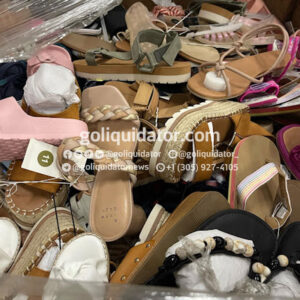 Pallets de zapatos provenientes de Target