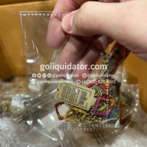 Ropa y joyería de boutique