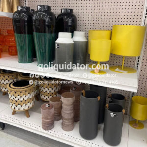 Camión de artículos de decoración y muebles