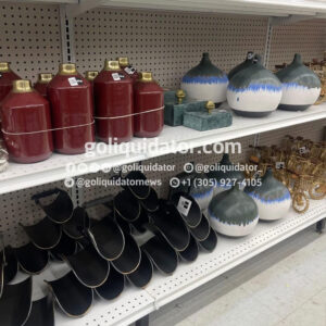 Camión de artículos de decoración y muebles