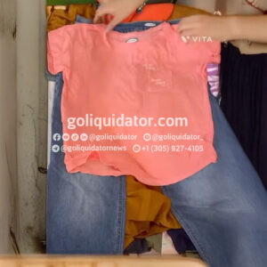 Camión con ropa de reconocida marca americana