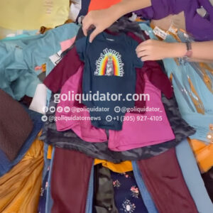 Camión con ropa de reconocida marca americana