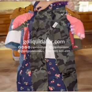 Camión con ropa de reconocida marca americana