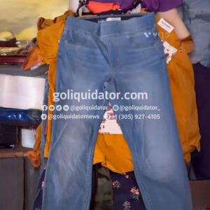 Camión con ropa de reconocida marca americana