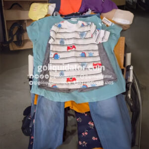 Camión con ropa de reconocida marca americana