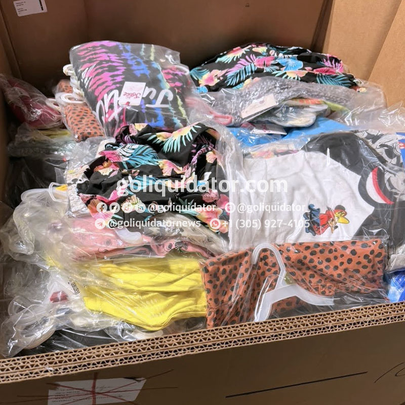 Camiones de ropa mixta proveniente de Walmart