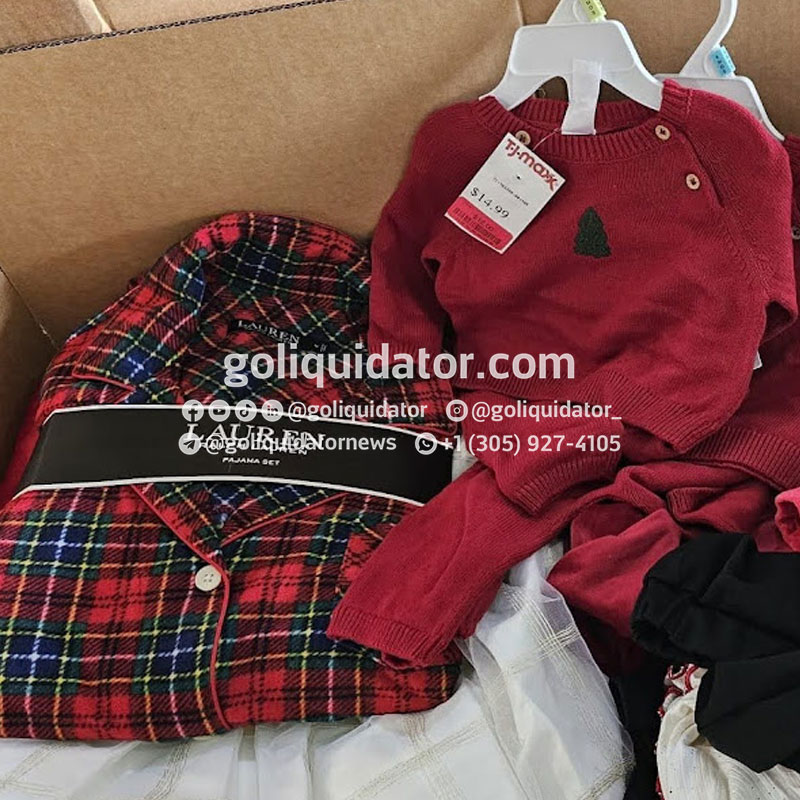 Ropa de navidad por contenedor