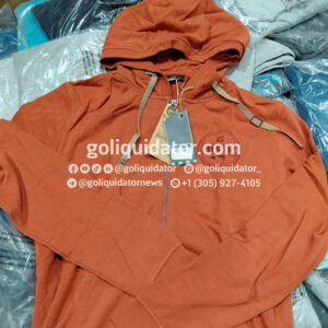 Lote de ropa de una marca enfocada en el estilo de vida surf