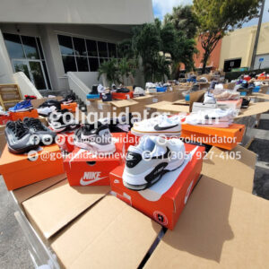 Zapatillas deportivas de marcas reconocidas, zapatos casuales y ropa de marca por contenedor