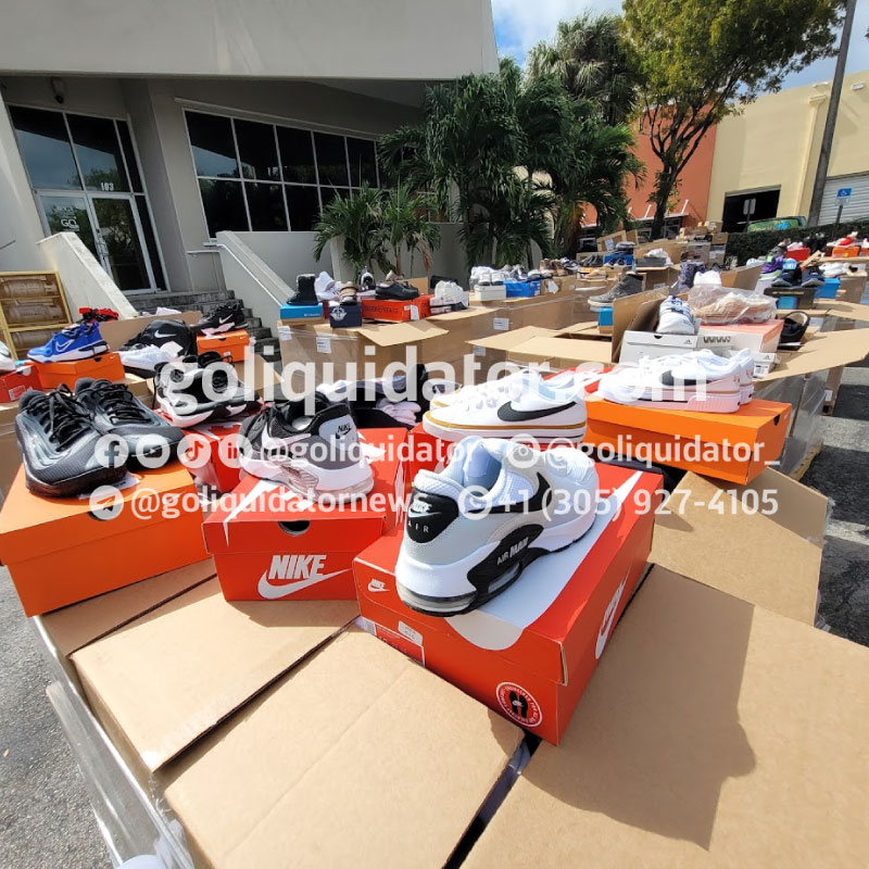 Zapatillas deportivas de marcas reconocidas, zapatos casuales y ropa de marca por contenedor
