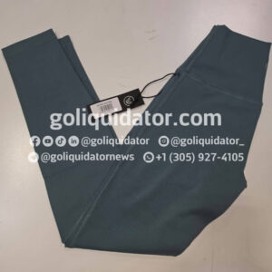Camión con ropa deportiva femenina